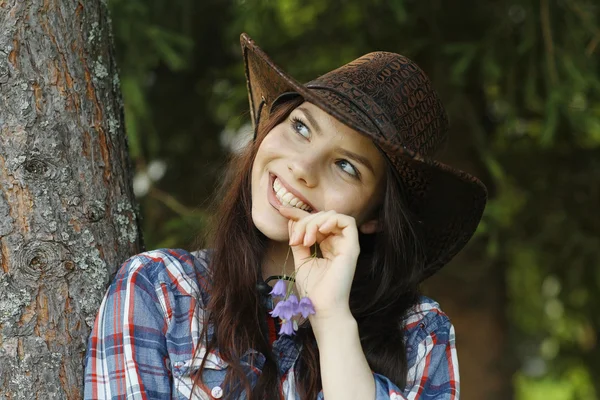 Giovane ragazza in un cappello da cowboy — Foto Stock