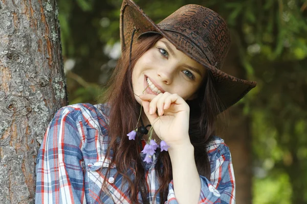 Mladá dívka v kovbojském klobouku — Stock fotografie
