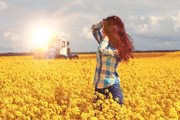 Retrato de una adolescente feliz en la naturaleza — Foto de Stock