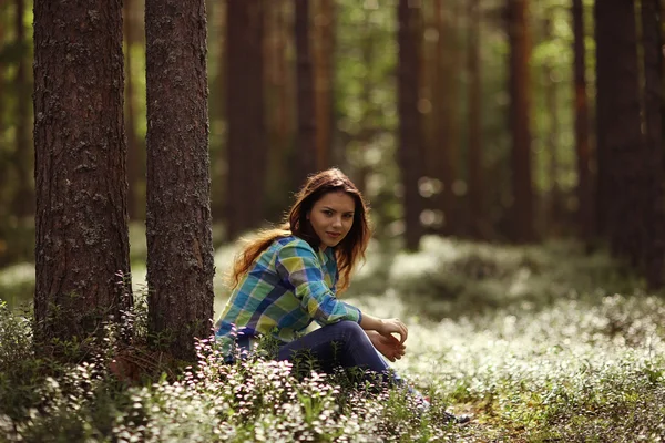 Giovane ragazza nel ranger foresta — Foto Stock