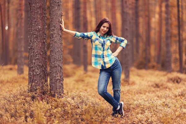 Giovane ragazza nel ranger foresta — Foto Stock