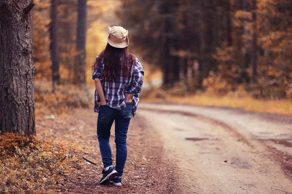 Beautiful girl traveling in the woods — Stock Photo, Image