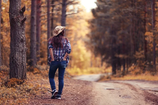 Sonbahar orman manzara kız yürüyüş — Stok fotoğraf