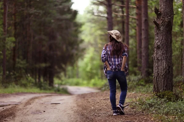 Queda floresta paisagem menina caminhada — Fotografia de Stock