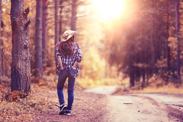 Ung flicka i skogen ranger — Stockfoto