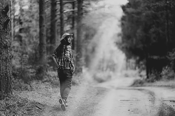 Menina bonita na floresta — Fotografia de Stock