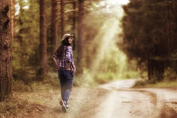 森の中の美少女 — ストック写真
