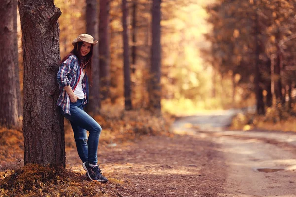 Vacker flicka reser i skogen — Stockfoto