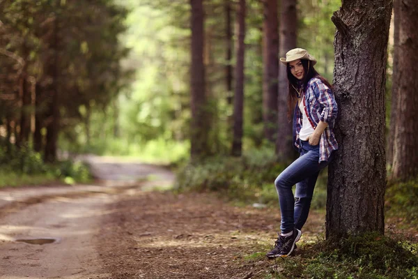 Gyönyörű lány utazik az erdőben — Stock Fotó