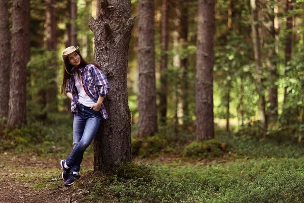 Молодая девушка в лесничестве — стоковое фото