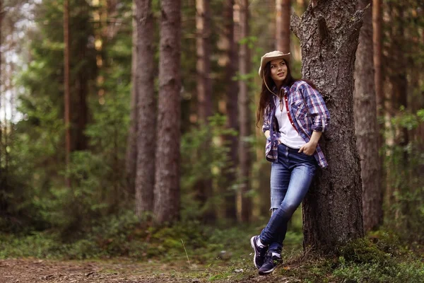 Jeune fille dans la forêt ranger — Photo