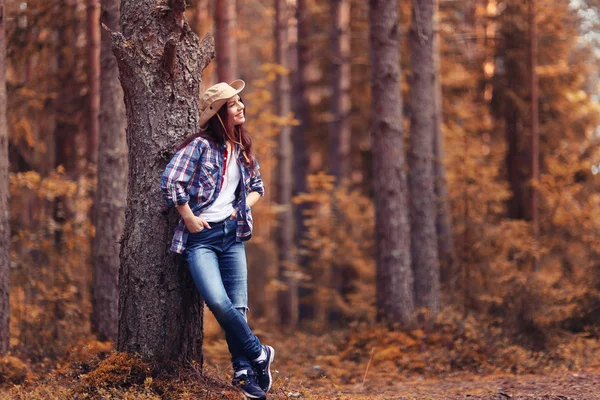 Autunno foresta paesaggio ragazza a piedi — Foto Stock