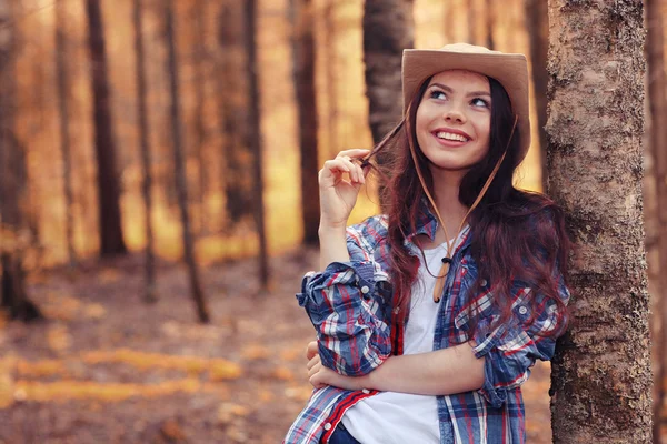 Jong meisje in de boswachter — Stockfoto