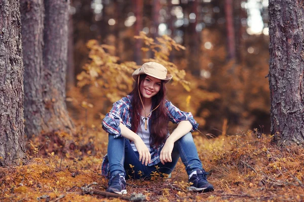 Vacker flicka reser i skogen — Stockfoto