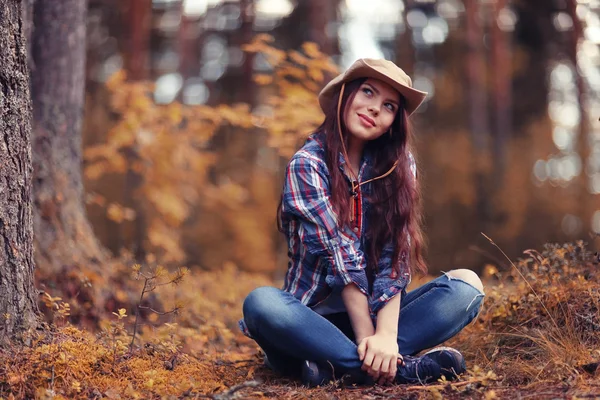 Sonbahar orman manzara kız yürüyüş — Stok fotoğraf