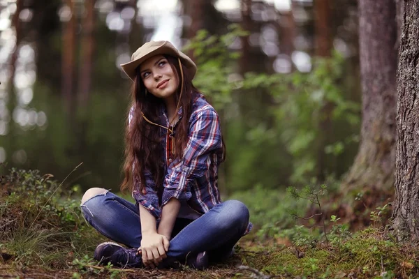 Mladá dívka v lesní stráž — Stock fotografie