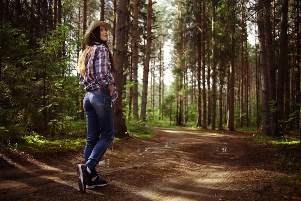 Ung flicka i skogen ranger — Stockfoto