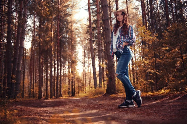 Menina bonita viajando na floresta — Fotografia de Stock