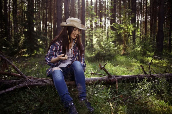 Vacker flicka reser i skogen — Stockfoto