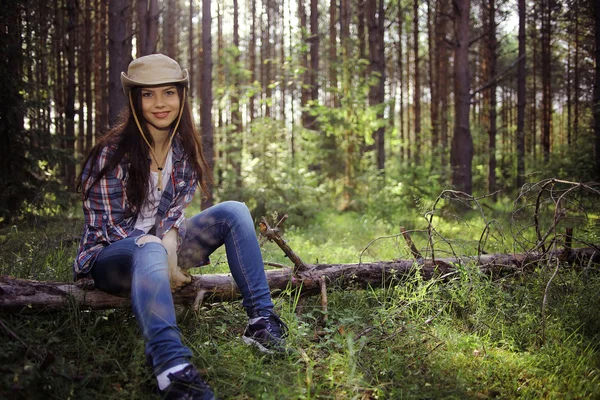 Красива дівчина подорожує в лісі — стокове фото