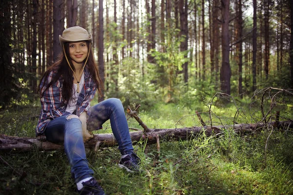 Hermosa chica viajando en el bosque — Foto de Stock