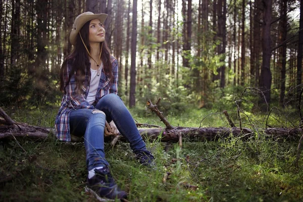 Menina bonita viajando na floresta — Fotografia de Stock