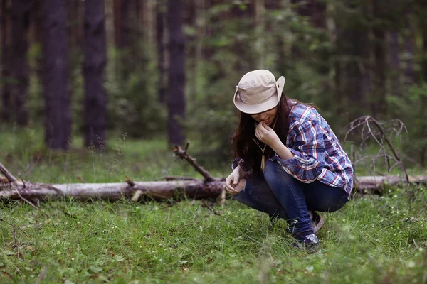 Fiatal lány az erdei ranger — Stock Fotó