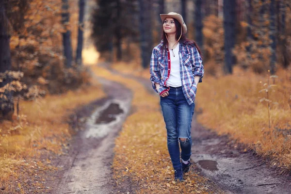 Giovane ragazza nel ranger foresta — Foto Stock