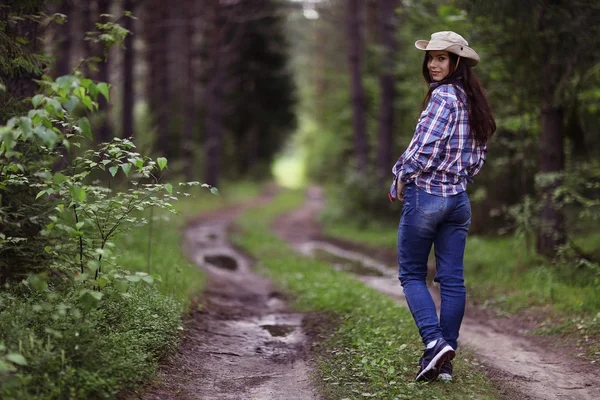 Menina bonita viajando na floresta — Fotografia de Stock