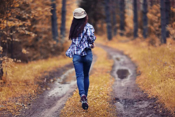 Chica corriendo forestal en la naturaleza — Foto de Stock