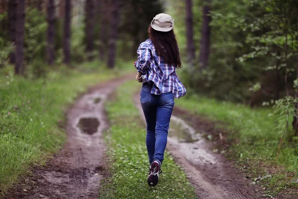 Kör flicka skogvaktare i naturen — Stockfoto