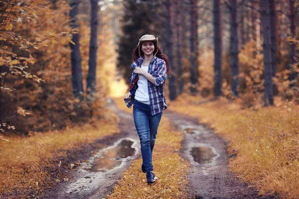 Running girl forester na natureza — Fotografia de Stock
