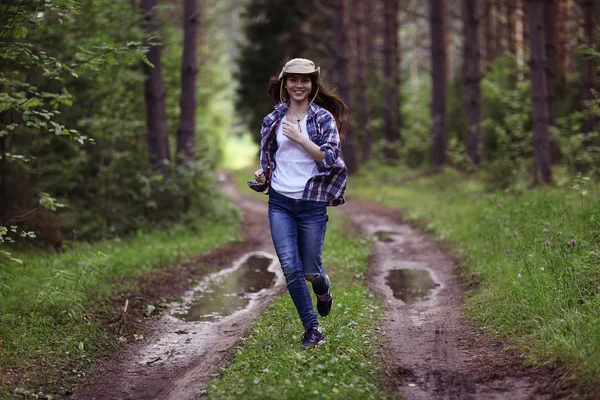 Giovane ragazza nel ranger foresta — Foto Stock