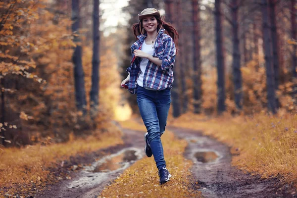 Correndo menina no silvicultor — Fotografia de Stock