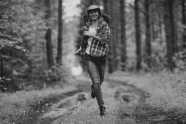 Τρέχει Δασολόγος κορίτσι στη φύση — Φωτογραφία Αρχείου