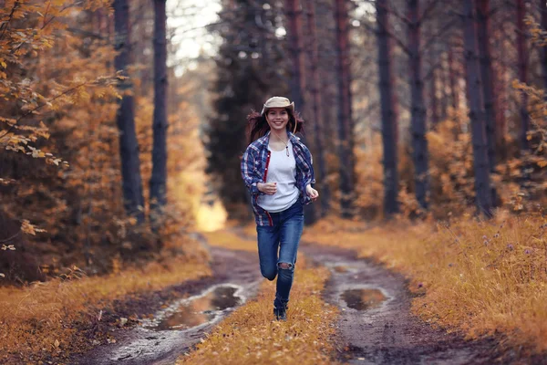 Running girl forester na natureza — Fotografia de Stock