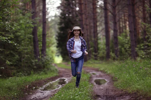 Vacker flicka reser i skogen — Stockfoto