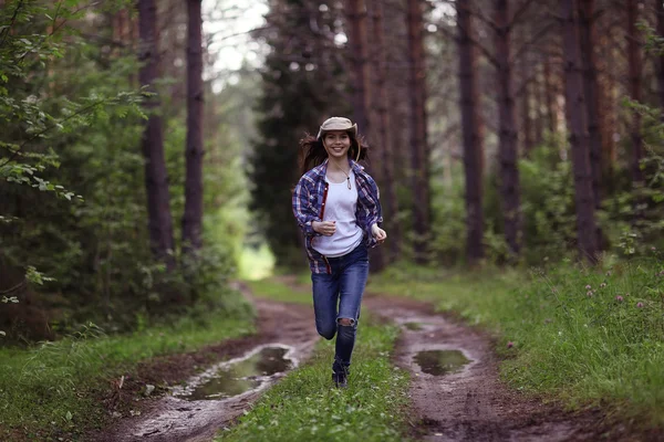 Bella ragazza che viaggia nel bosco — Foto Stock