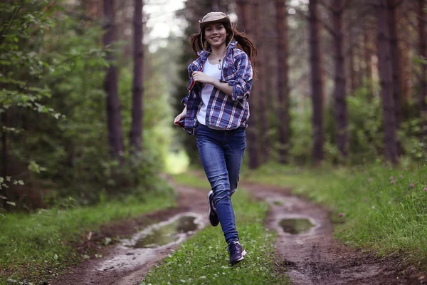 Біг дівчина-лісниця в природі — стокове фото