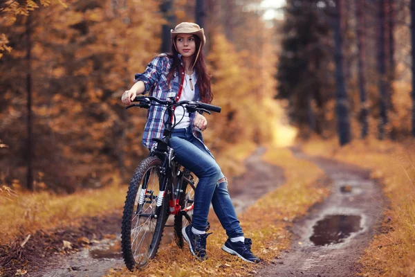 Adolescente chica en bicicleta — Foto de Stock