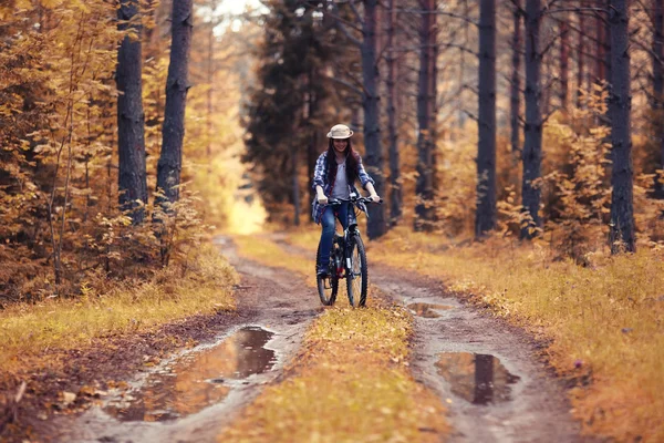 Teen ragazza in bicicletta — Foto Stock