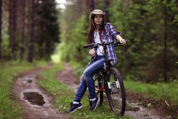 Chica joven en una bicicleta deportiva — Foto de Stock