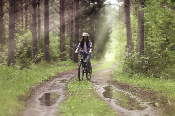 Bella ragazza nella foresta — Foto Stock