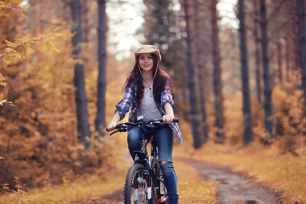 Teen girl on bike — Stock Photo, Image