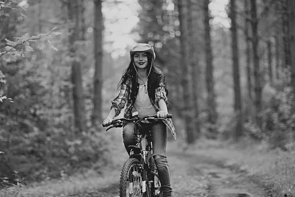 Jeune fille sur un vélo de sport — Photo