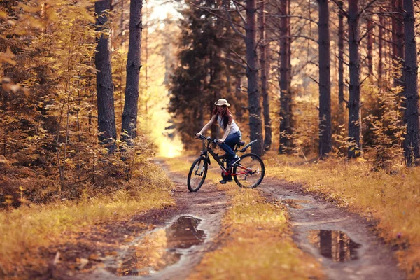 Teen ragazza in bicicletta — Foto Stock