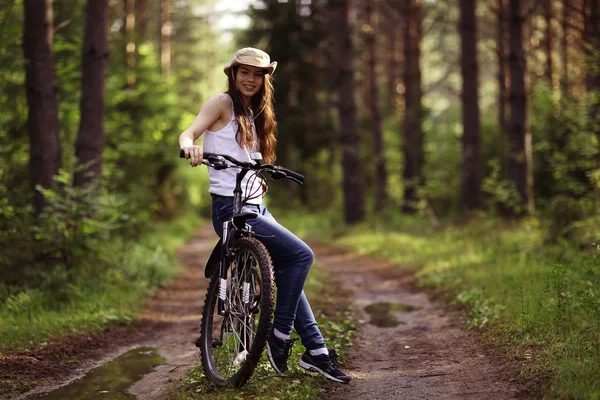 Chica joven en una bicicleta deportiva — Foto de Stock