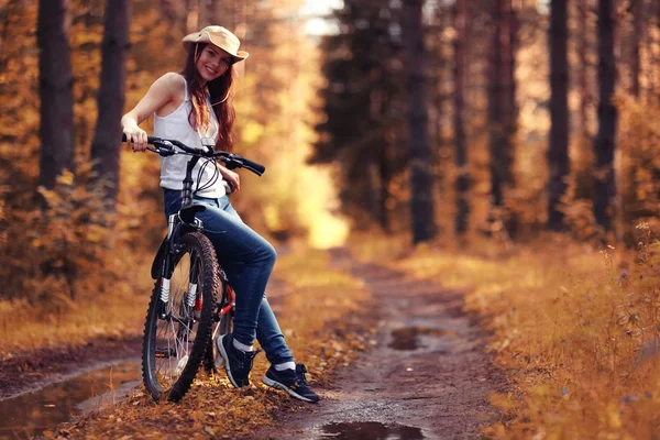Tonåring på flicka cykel — Stockfoto