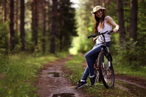 Chica joven en una bicicleta deportiva — Foto de Stock