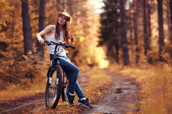 Έφηβος κορίτσι με το ποδήλατο — Φωτογραφία Αρχείου